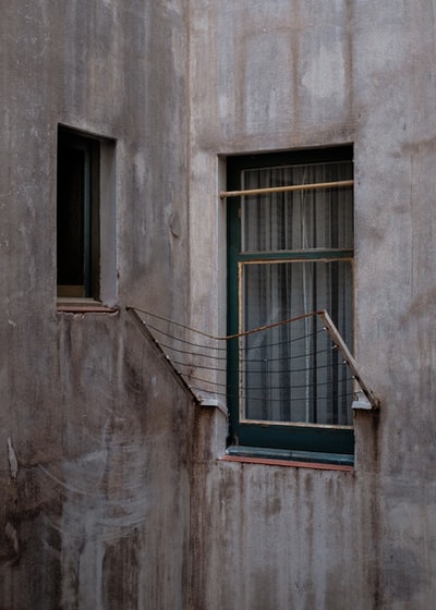 玻璃窗旁的棕色钢架